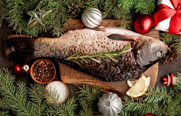 Carpe de Noël sur une table en pierre avec des arbres et des jouets