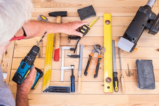 Photo carpenter avec des outils de travail dans l'atelier