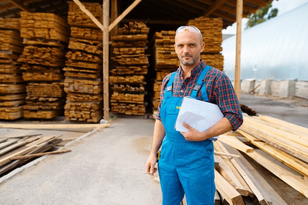 Carpenter en uniformes check-boards sur scierie