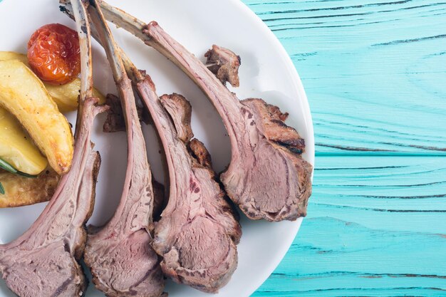 Carré d'agneau grillé avec pommes de terre Fond alimentaire