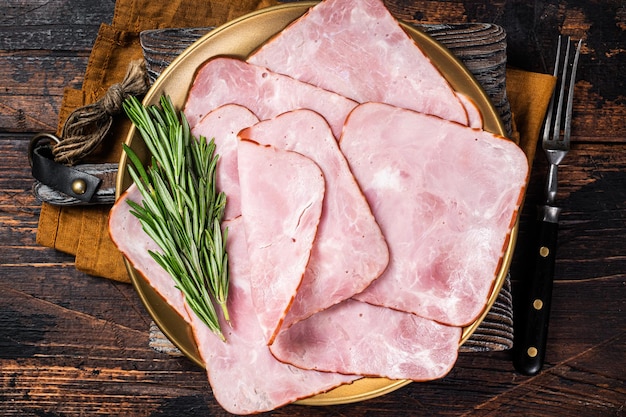 Carré de jambon de viande de porc en tranches sur la plaque Fond en bois Vue de dessus