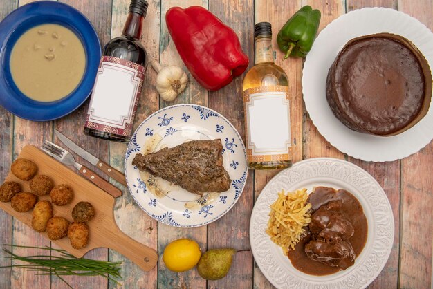 Carré de poivre au poivre joues de porc au vin croquettes assorties vin blanc et rouge gâteau au chocolat et crème de champignons