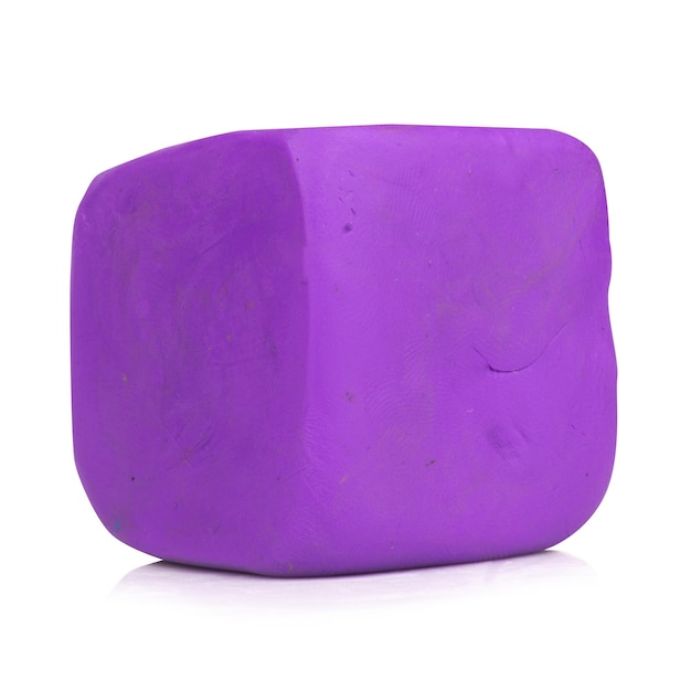 Carré violet pâte à modeler isolé sur fond blanc un seul