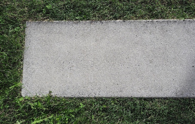 Carreaux de béton dans l'herbe