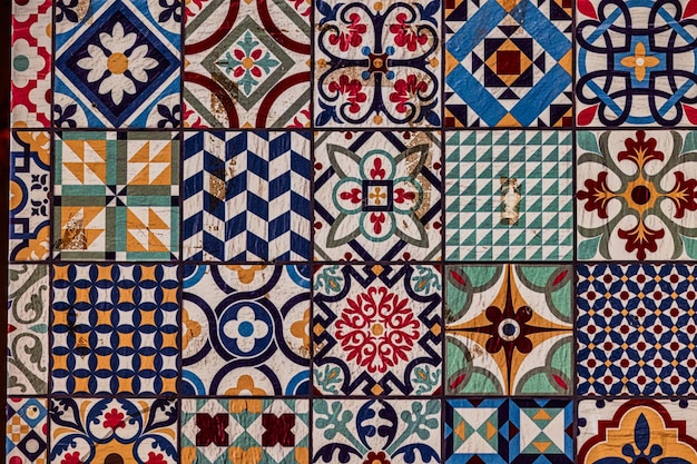 de carreaux de céramique décoratifs rétro affiche un éventail de motifs complexes et de couleurs vives, y compris des bleus rouges et verts