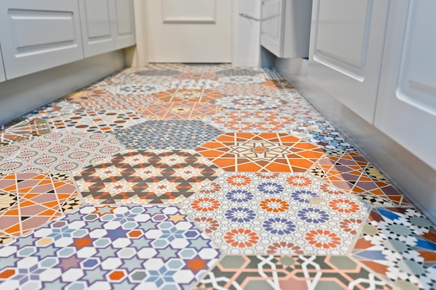 Carreaux hexagonaux aux motifs colorés et élégants