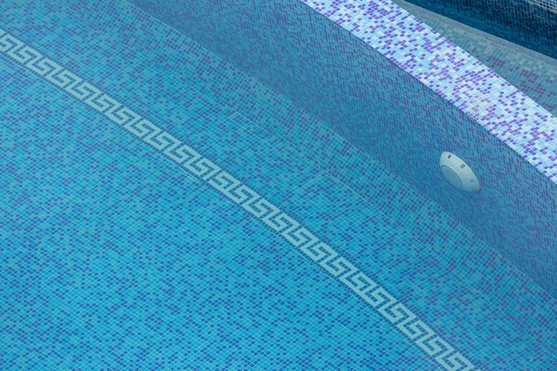 Photo carreaux de mosaïque bleue dans la piscine avec de l'eau.