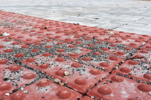 Carreaux rouges et gris au sol