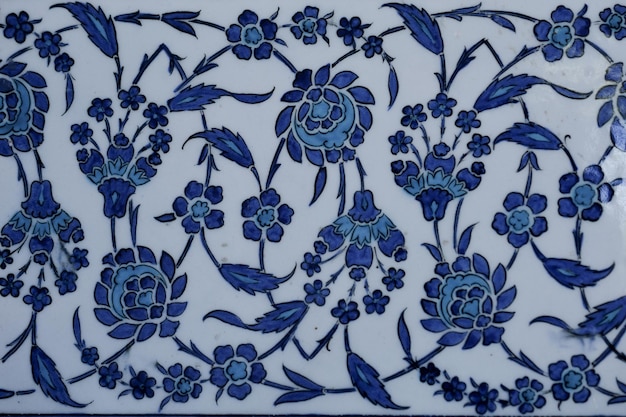 Carreaux turcs faits à la main de l'époque ottomane avec des motifs floraux