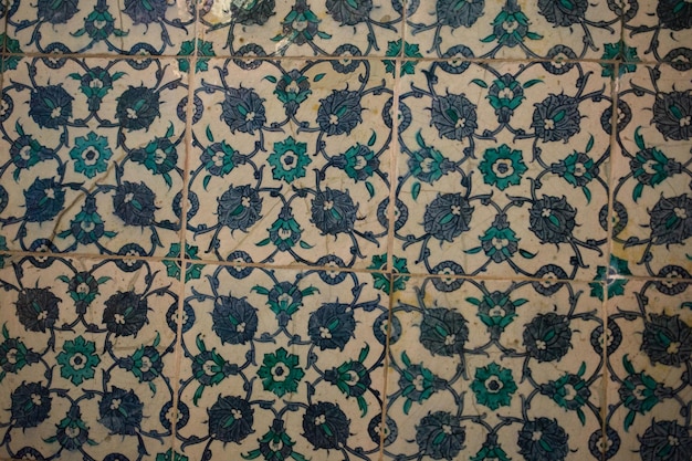 Carreaux turcs faits à la main de style ottoman avec motifs floraux en vue