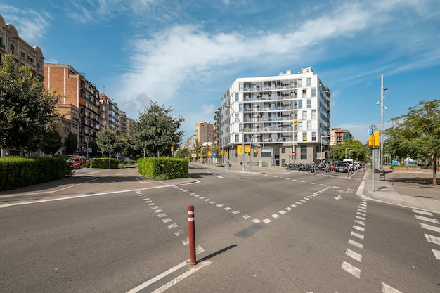 Carrefour sur une chaussée inoccupée sur fond de maisons confortables de grande hauteur dans un nouveau quartier moderne de