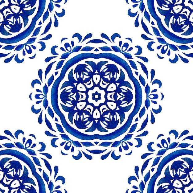 Carrelage abstrait bleu et blanc dessiné à la main motif de peinture aquarelle ornementale sans couture. Texture élégante de mandala pour le tissu et les papiers peints, la vaisselle et les carreaux de céramique