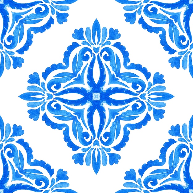 Carrelage damassé abstrait bleu et blanc dessiné à la main motif de peinture aquarelle rétro ornementale sans couture. Texture élégante dessinée à la main de luxe pour les fonds d'écran, les arrière-plans et le remplissage de page bleu et blanc