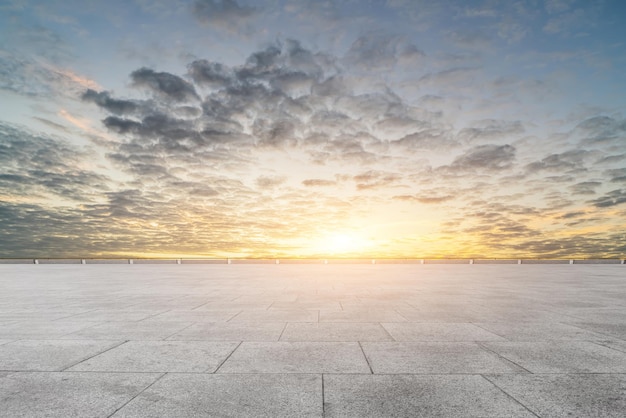 Carrelage Vide Dans Un Ciel Bleu Ensoleillé