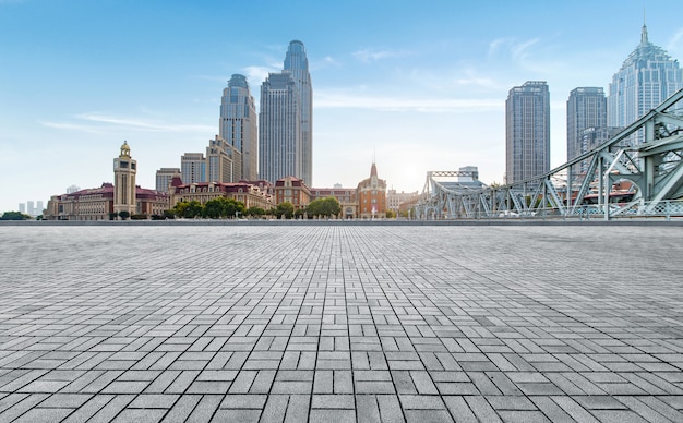 Carrelage vide et horizon urbain, Chine tianjin.