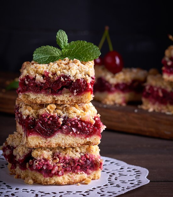 Carrés au four avec des cerises