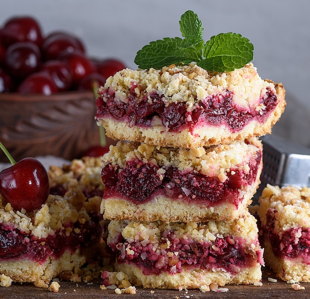 Carrés au four avec des cerises