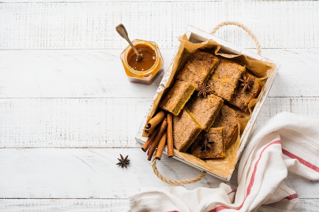 Carrés Blondie Cbars à la citrouille épicée avec cannelle, anis et caramel. Dessert anglais traditionnel