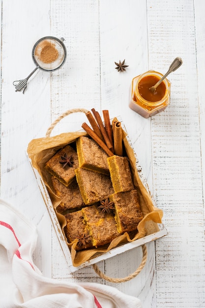 Carrés Blondie Cbars à la citrouille épicée avec cannelle, anis et caramel