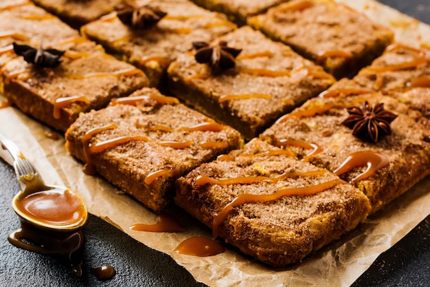 Carrés Blondie Cbars à la citrouille épicée avec cannelle, anis et caramel