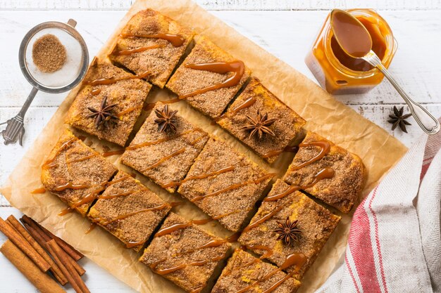 Carrés de Blondie à la citrouille épicée et à la cannelle, à l'anis et au caramel. Dessert anglais traditionnel. Vue de dessus