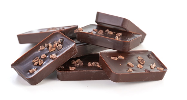 Carrés de chocolat noir avec morceaux de cacao torréfiés