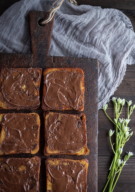 Carrés de pain blanc frit au chocolat