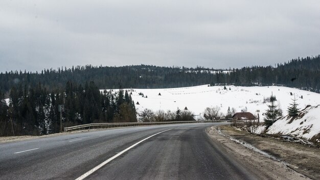 Carretera Con Nieve De Fondo En Los Montes Carpatos