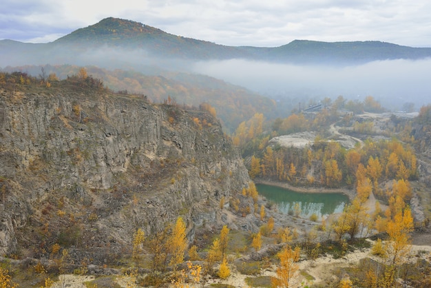 Une carrière abandonnée dans la forêt de montagne d'automne