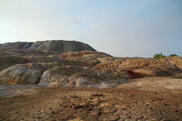 La carrière d'argile ressemble à un paysage cosmique. Oural Mars. Paysage de la région de Sverdlovsk en Russie. Vue de dessus des collines en argile de couleur réfractaire.