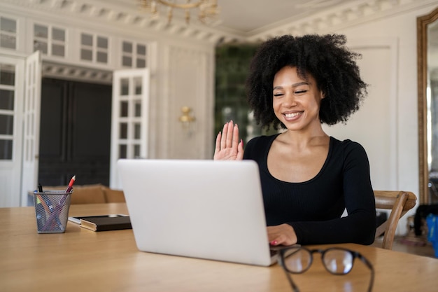 Photo carrière au bureau une jeune femme joyeuse aux cheveux bouclés l'employé administrateur utilise