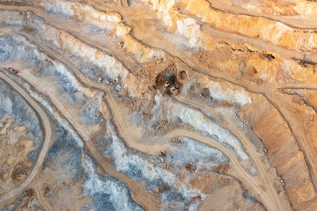 Carrière de pierre d'en haut. Extraction de sable et de pierre dans une immense carrière. Vue d'une grande hauteur, beaux rochers dans une carrière profonde