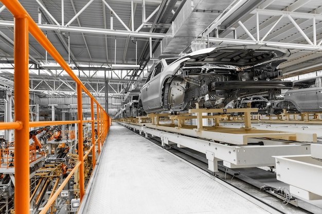 Carrosserie d'usine automobile sur un convoyeur