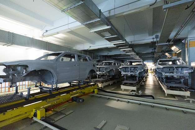 Les carrosseries sont sur la chaîne de montage du convoyeur automobile de l'industrie automobile moderne