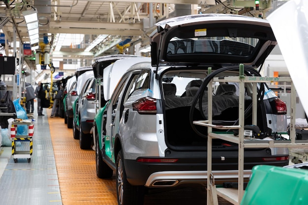 Les carrosseries sont sur la chaîne de montage de l'usine pour la production de voitures électriques de l'industrie automobile moderne