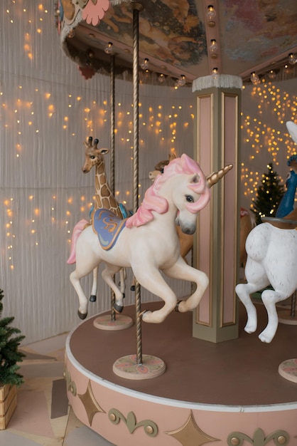 Carrousel avec des animaux à l'intérieur de la pièce