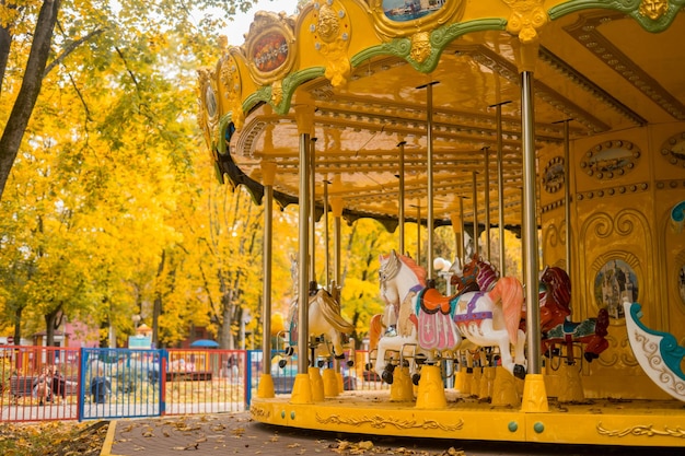 Carrousel aux lumières chaudes lors d'une soirée d'été près de la mer