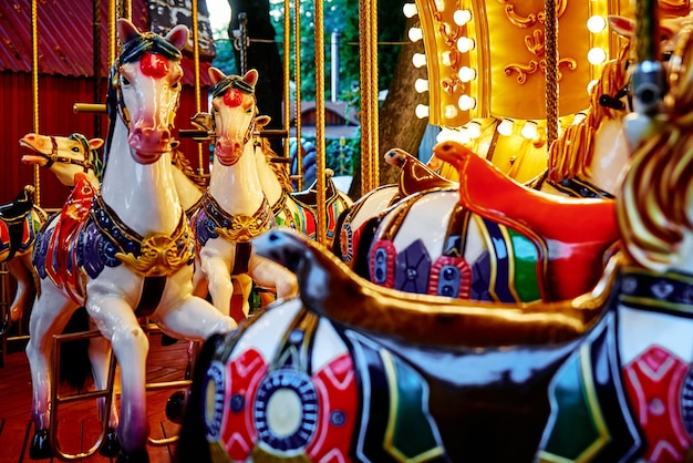 Carrousel de chevaux au parc d'attractions
