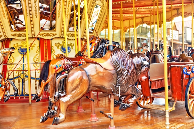 Carrousel. Chevaux sur un carnaval.