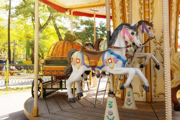 Carrousel coloré dans le parc d'attractions un jour d'été copie espace