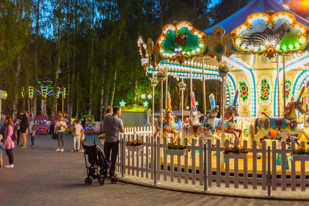 Carrousel dans le parc. Coup du soir. L'éclairage est sur le carrousel. Cheboksary, Russie, 27.07.2019