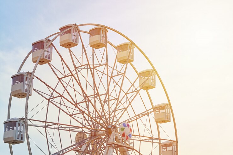 Photo carrousel de la grande roue sur ciel avec la lumière du soleil