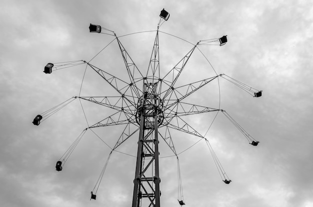 Un carrousel sur une haute tour contre le ciel.