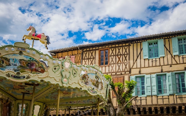 Carrousel et maisons médiévales à colombages de la ville de Mirepoix dans le sud de la France