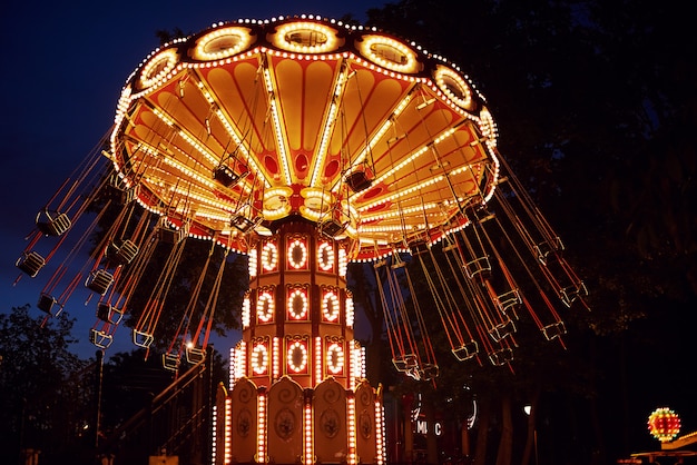 Carrousel Merry-go-round dans le parc d'attractions dans la ville de nuit