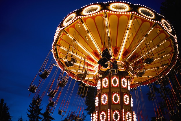 Carrousel Merry-go-round dans le parc d'attractions dans la ville de nuit