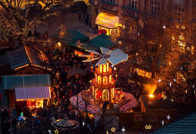 Carrousel de Noël en bois typique, Munich