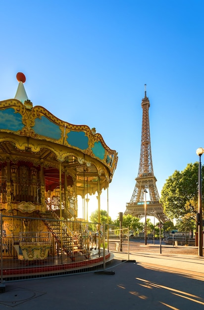 Photo carrousel en parc près de la tour eiffel à paris