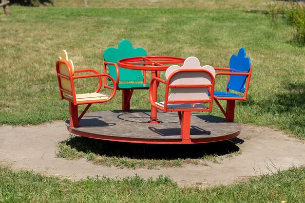 Carrousel pour enfants dans le parc