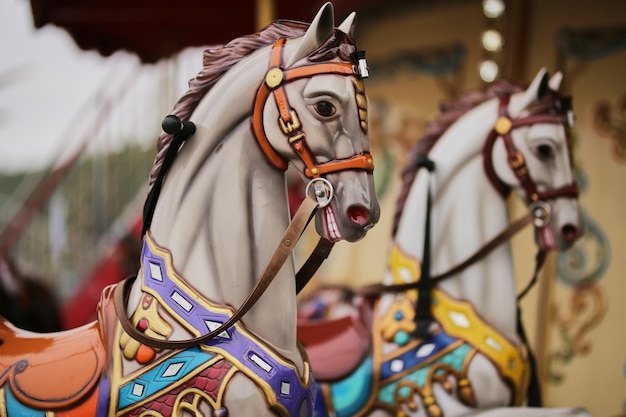 Carrousel rétro blanc cheval noir Vieux carrousel Carrousel CloseUp de carrousel coloré avec des chevaux